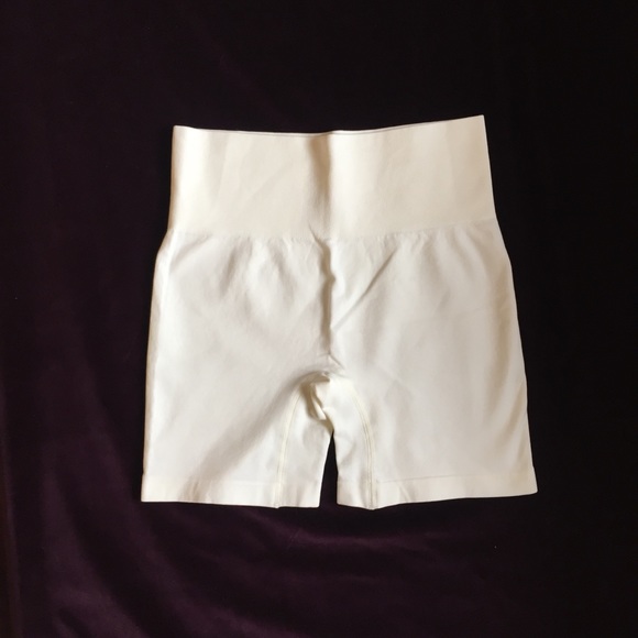 2Pc White Cream Seamless Set (Top + Shorts) - Picture 7 of 8